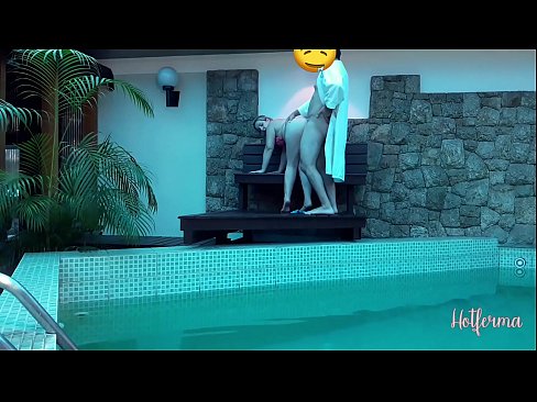 ❤️ Chefen bjuder in tjänsteflickan till poolen, men kunde inte motstå en het ️ Pornvideo at us ❌